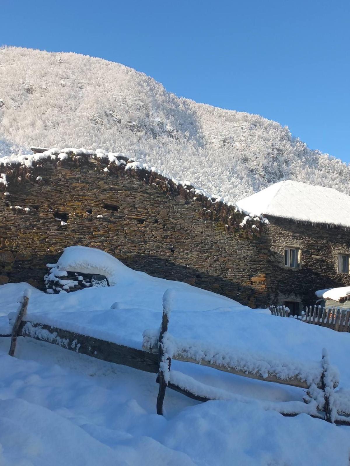 Hotel Old House Ushguli Exterior foto
